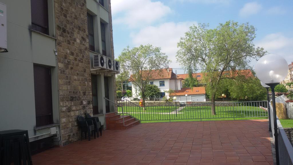 Hotel Alameda Villaviciosa  Buitenkant foto