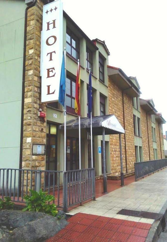 Hotel Alameda Villaviciosa  Buitenkant foto